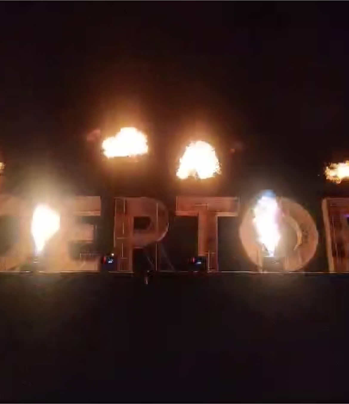 A warm welcome from Pyrofoor at Fjoertoer🔥🔥 #makeitspecial #pyrofoordeamsterdam #pyrofoor #fireworks #specialeffects #fy #foryoupage #foryou #fyp #events #fjoertoer #fjoertoeregmond #flames 