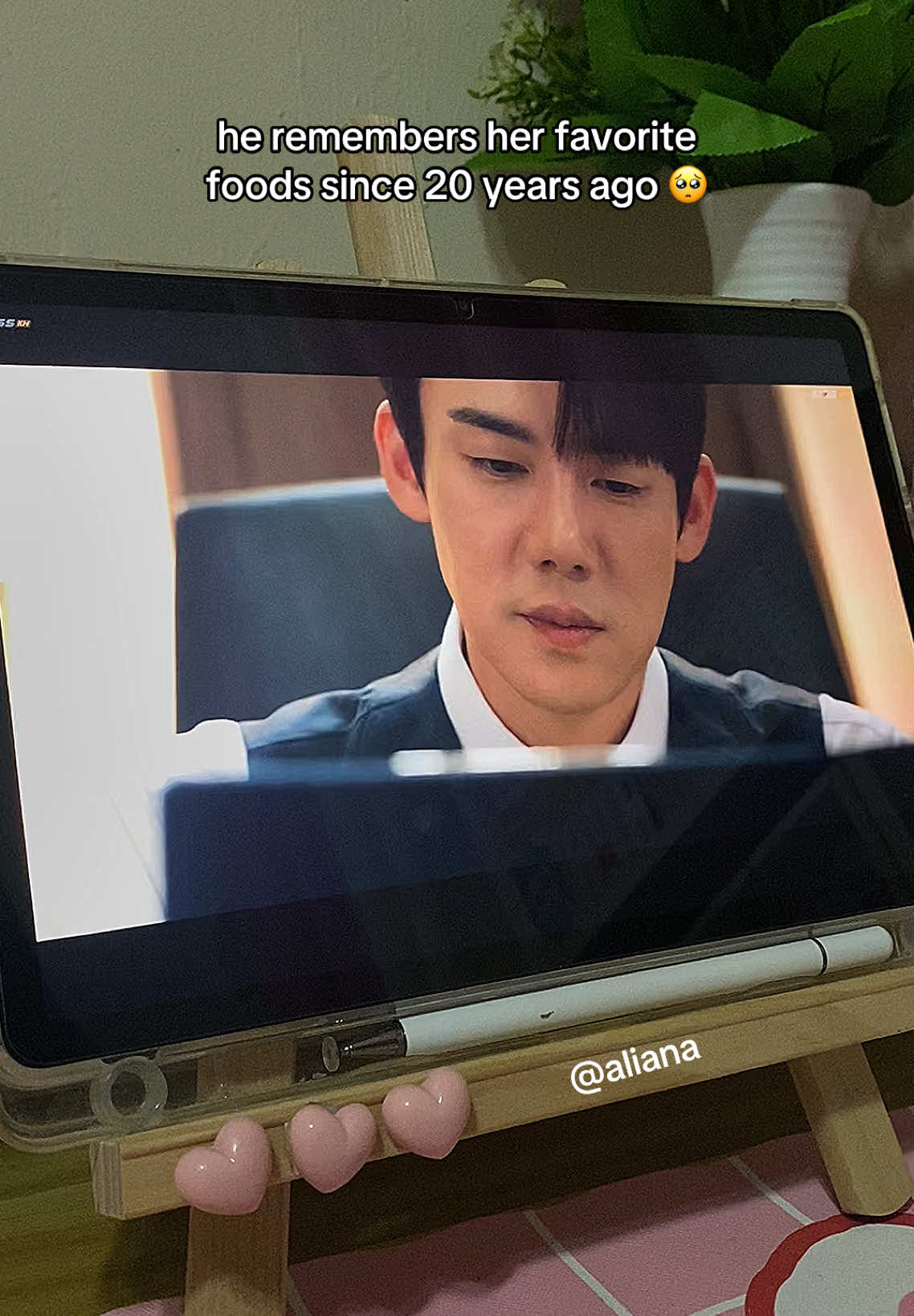 SA EON HAS LIKED HER SINCE THEY WERE KIDS IM GONNA SCREAM AHSHSHSHDBDHDHDHDH. AND THAT SMILE WHILE LOOKING AT HER RESUME PICTURE aaaaaa HE IS DOWN SOOO BAD… ALWAYS HAS BEEN🫶🏻 #chaesoobin #yooyeonseok #whenthephonerings #kdrama #fyp #foryou #foryoupage 