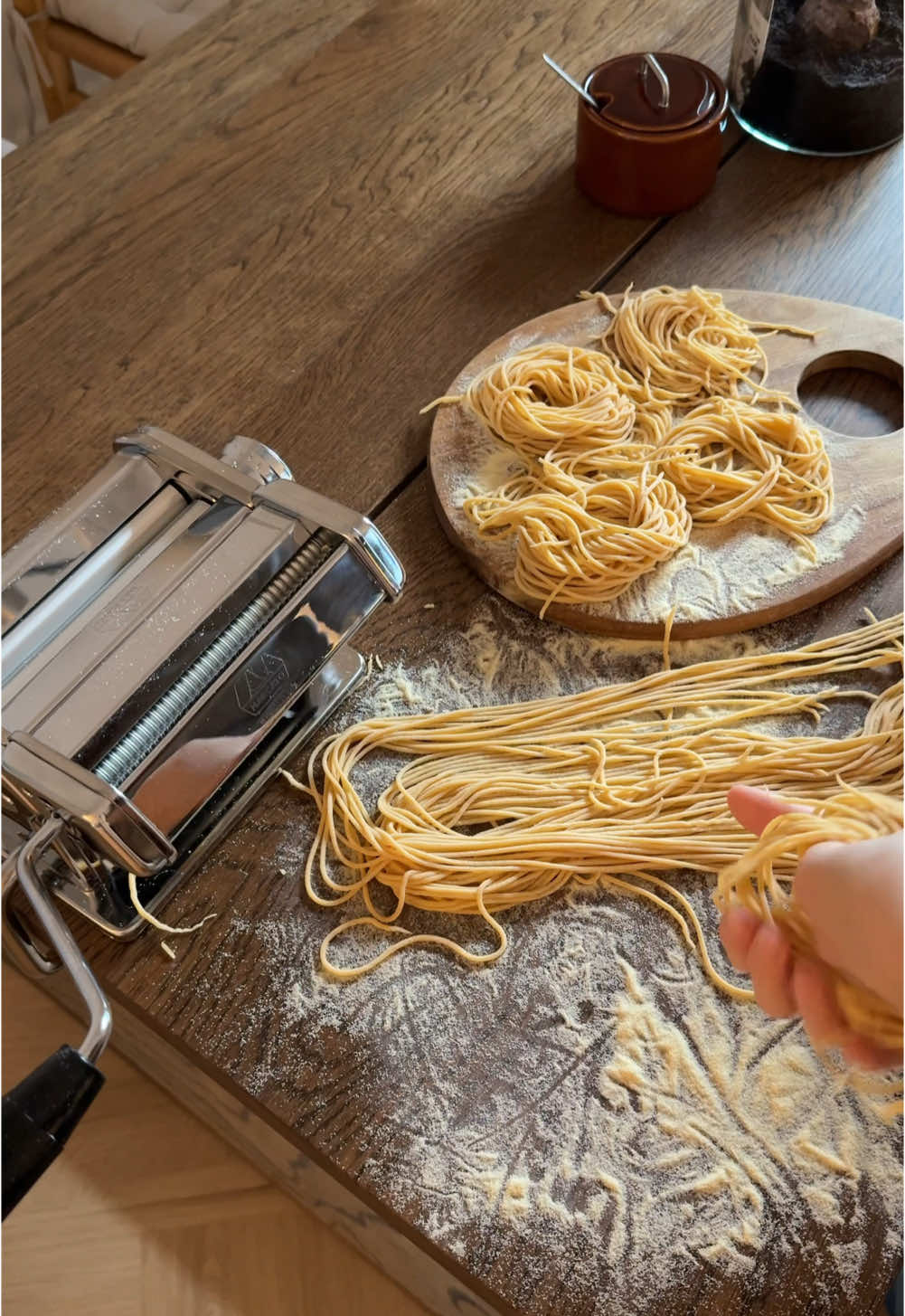 Spaghetti alla Bottarga – Przepis Składniki na makaron (porcja dla 4 osób): 300 g mąki typu 00 3 jajka Szczypta soli Składniki na spaghetti alla bottarga: 200 g świeżego makaronu (lub suszonego spaghetti) 2 ząbki czosnku, drobno posiekane 1 pęczek pietruszki, drobno posiekanej 4-5 łyżek oliwy z oliwek extra virgin 30 g kawioru z cefala (bottarga), startego lub cienko pokrojonego 1 papryczka chilli, drobno posiekana (ilość według preferencji ostrości) Skórka starta z 1 cytryny Przygotowanie makaronu: 1. Na stolnicy wysyp mąkę, zrób w środku wgłębienie i wbij do niego jajka. Dodaj szczyptę soli. 2. Wymieszaj składniki, stopniowo zagarniając mąkę do środka. 3. Kiedy ciasto zacznie się łączyć, zagniataj je rękami przez około 8–10 minut, aż stanie się gładkie i elastyczne. 4. Owiń ciasto folią spożywczą i odstaw na 30 minut do lodówki, aby odpoczęło. 5. Po schłodzeniu rozwałkuj ciasto na cienkie płaty i pokrój na paski o szerokości spaghetti. Przygotowanie spaghetti alla bottarga: 1. Ugotuj makaron w dużej ilości osolonej wody, zgodnie z instrukcjami (jeśli świeży, wystarczy gotować 2-3minuty). Zachowaj trochę wody z gotowania makaronu. 2. Na dużej patelni rozgrzej oliwę na średnim ogniu. Dodaj czosnek i chilli, podsmażaj przez około 1 minutę, aż czosnek zacznie pachnieć, ale nie zbrązowieje, dodaj pietruszkę, skórkę z cytryny 3. Dodaj ugotowany makaron bezpośrednio na patelnię, mieszając.  4. Dodaj kilka łyżek wody z gotowania makaronu, aby uzyskać lekki sos. 5. Dodaj startą bottargę. Szybko wymieszaj. 6. Podawaj natychmiast, posypując resztą bottargi na wierzchu. Porada: Bottarga jest bardzo intensywna w smaku, więc używaj jej oszczędnie, aby nie przytłoczyć dania. Idealnie komponuje się z prostymi, świeżymi dodatkami jak pietruszka i cytryna. Smacznego! #asmr#asmrvideo #asmrtiktoks #asmrfood #asmreating #asmrsound #asmrtiktok #asmrcooking #pastatiktok #pastarecipe #pastalover #asmrpasta #spaghetti #spaghettiallabottarga #homemadepasta #homemadespaghetti #cookingasmr #cookingathome #cookingtiktok #cookingathometiktoktv 