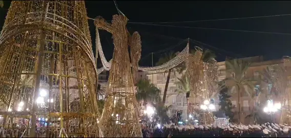 🎄 ¡Ya es Navidad en Cádiz! ✨ La banda Rosario de Cádiz ha dado el pistoletazo de salida a las fiestas con el encendido oficial del alumbrado extraordinario en la Plaza de San Juan de Dios. Bajo el lema ‘Una Navidad de cine’, Cádiz se llena de luces, magia e ilusión.  Así ha sido el momento que da la bienvenida a las fiestas más especiales del año, ¡y con más luces que nunca! 🎞️🎄💡