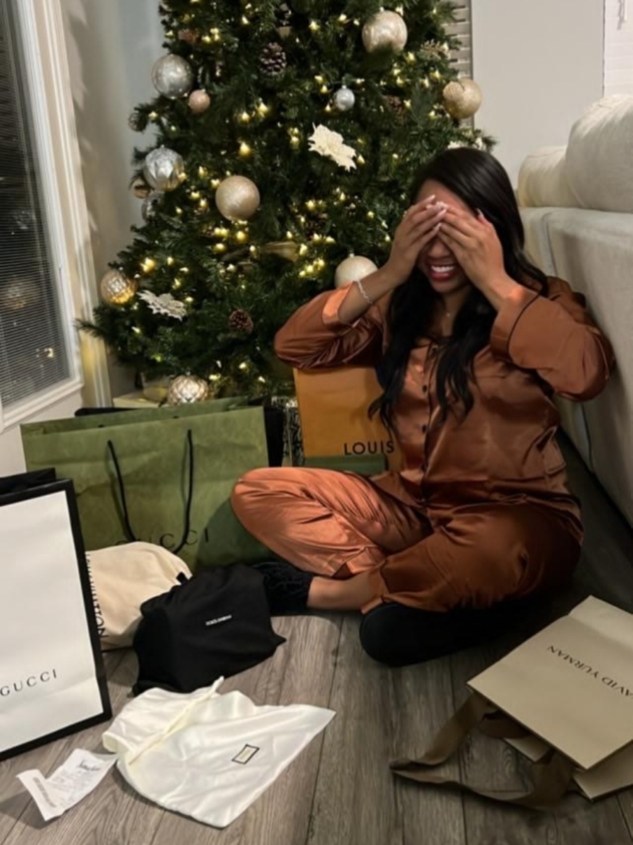 How women want to wake up on Christmas!✨️ #Christmas #shera #spoiled #fyp #delusional #gifts #manifest  #Christmasbeforthanksgiving