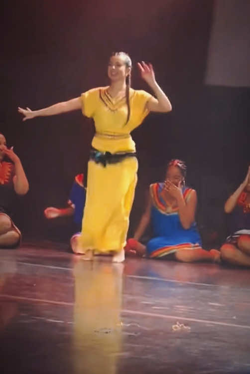 Une danse kabyle envoûtante qui fait vibrer la foule ! 💃✨ Plongez dans l’ambiance festive de la danse kabyle avec cette ravissante jeune femme en robe jaune, sublimée par un foulard kabyle noué autour de la taille.  Devant une foule en admiration et des filles assises qui applaudissent avec enthousiasme,  elle offre une performance remarquable au rythme de la chanson Taqcict la résidence de Boubkeur.  La foule est en folie, applaudissant et criant d’euphorie en voyant sa maîtrise et son énergie.  Laissez-vous emporter par cette danse unique et n'oubliez pas de liker, commenter et vous abonner pour plus de moments magiques ! 🌟🎶 #dansekabyle #kabyle #kabylie_kabylia♓♓♓ #kabylie #robekabyle #berbere #beauté #mariage #mariagekabyle #chansonkabyle #danser 