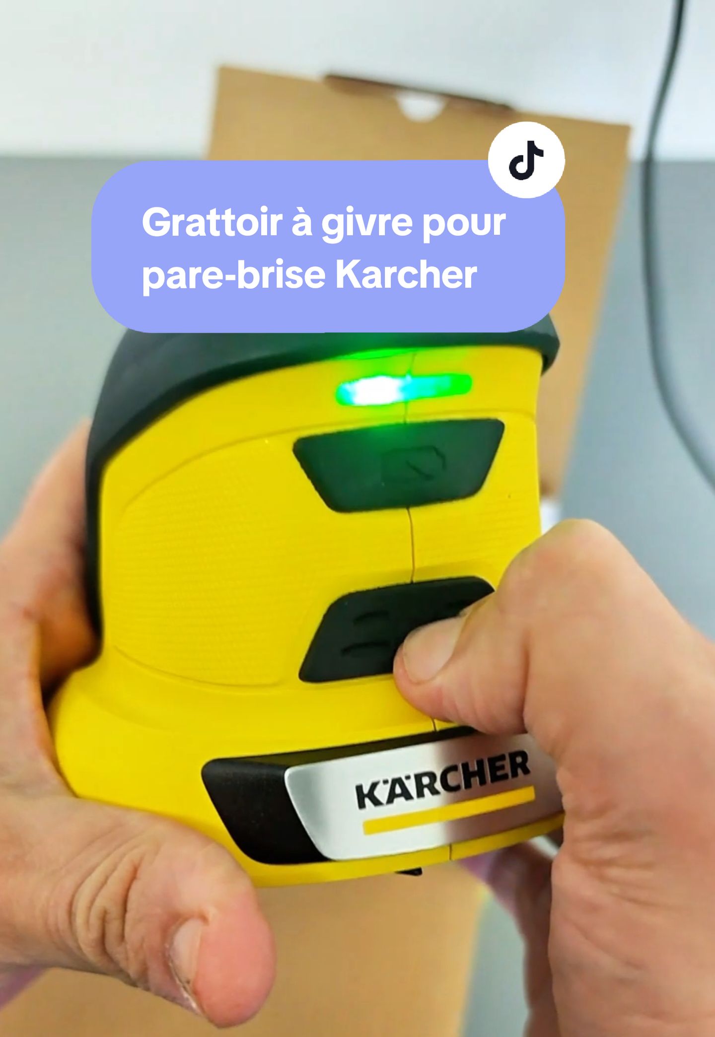 Test du grattoir pour pare-brise et vitres de voiture de chez Karcher, très pratique pour retirer le givre quand il fait froid!!! 😲 #test #essai #review #grattoir #givre #parebrise #voiture #accessoires_auto #accessoiresauto #froid #antigel #karcher 