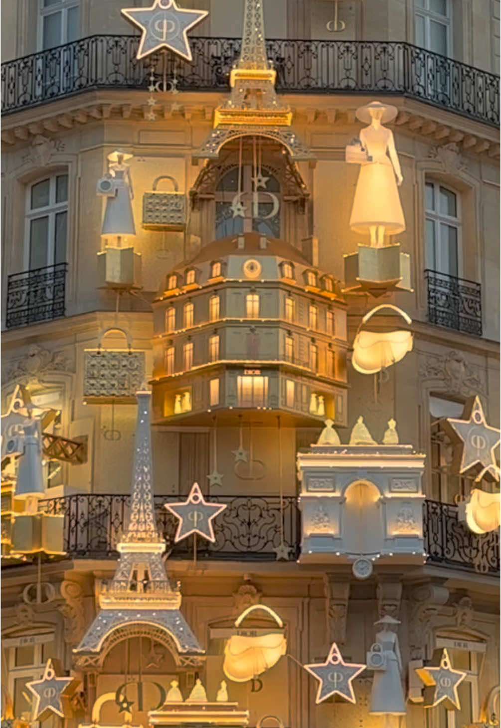 Paris pendant les fêtes 😍🎁✨ #paris #immobilier #architecture #noel #pourtoi 