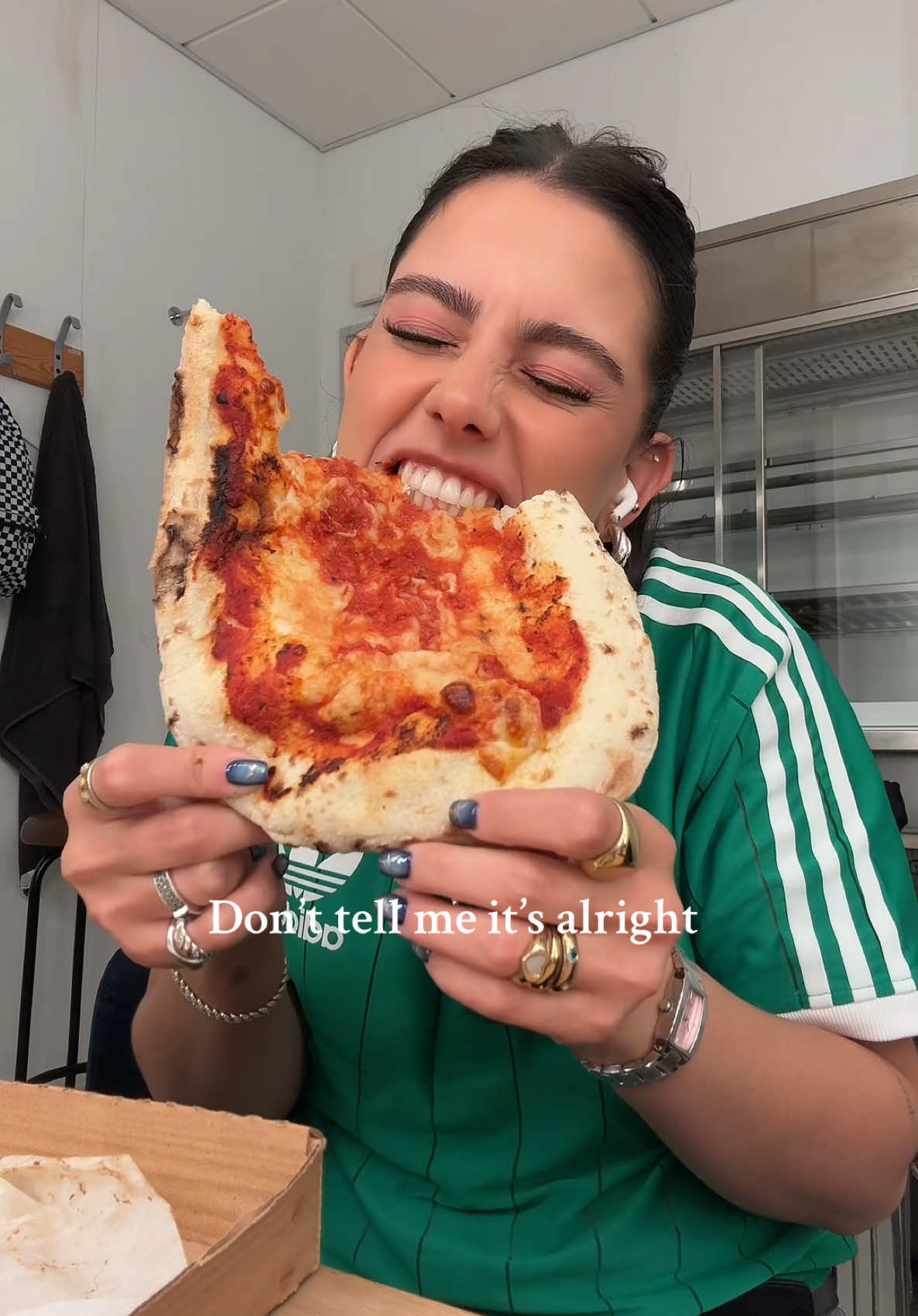 Just a gurl and her pizza 🍕#fyp #foryoupage #foryou #singing #viral #trend #trendingvideo #trendingtiktok #viraltiktok #sofiacamara #trending #trendy #singer #singing #unreleasedmusic 