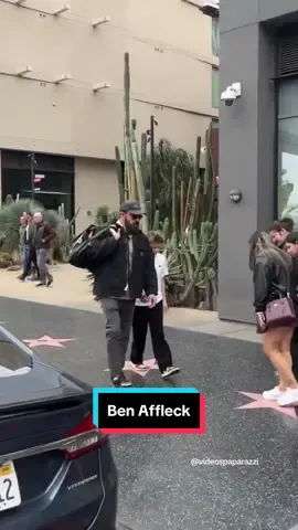 Ben Affleck and som Sam enjoy black friday shopping at Amoeba Records. #benaffleck #batman #fyp #paparazzi #paparazzivideos #blackfriday 