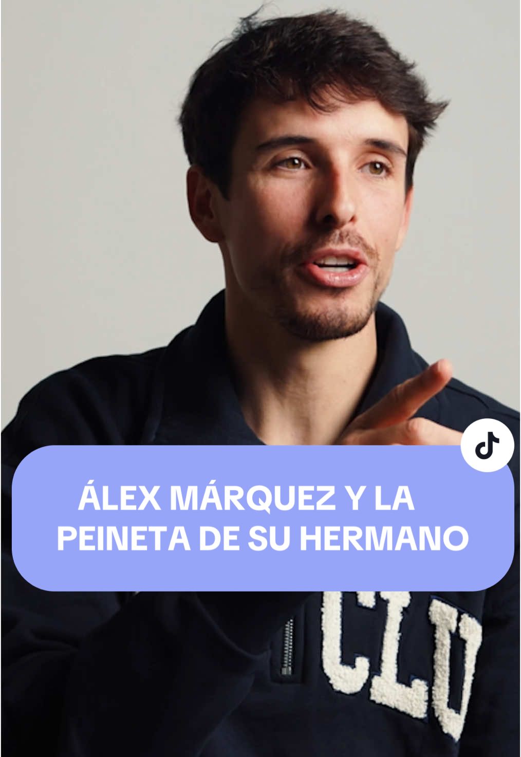 👀 El pique entre los hermanos Márquez en Montmeló.  Hace apenas 12 días, Álex Márquez terminaba el primer test de pretemporada en el Circuito de Barcelona en primera posición. 🤣 Y su hermano, Marc, le dedicó una dedicatoria en forma de peineta. 🖥️ Entrevista completa en nuestra web.  #alexmarquez #marcmarquez #hermanos #motogp #deportestiktok #moto #montmelo #barcelona 