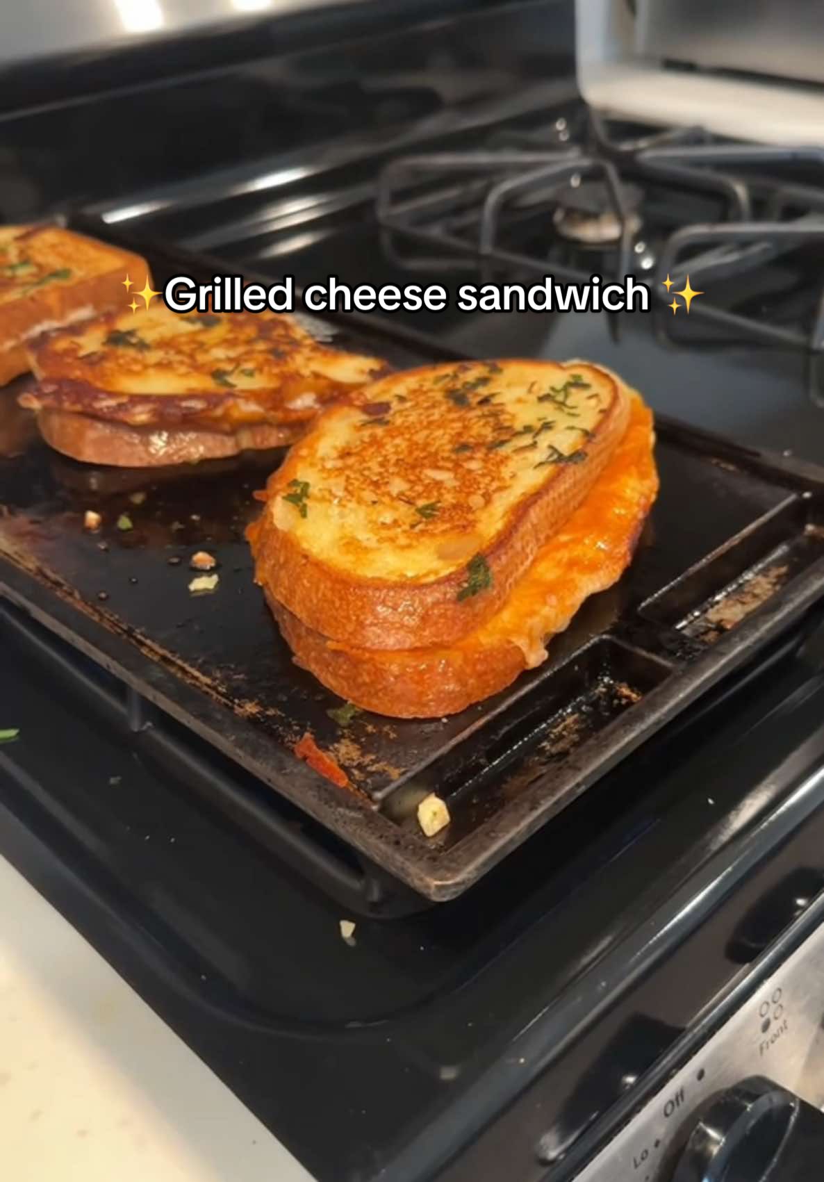 Grilled cheese sandwich ✨🤤  Ingredients: - Sourdough bread   - Mozzarella cheese   - Butter   - Minced garlic   - Fresh parsley 🌿 #grilledcheese #starbuckscopycat #recipes #lunchideas #starbucksrecipe 