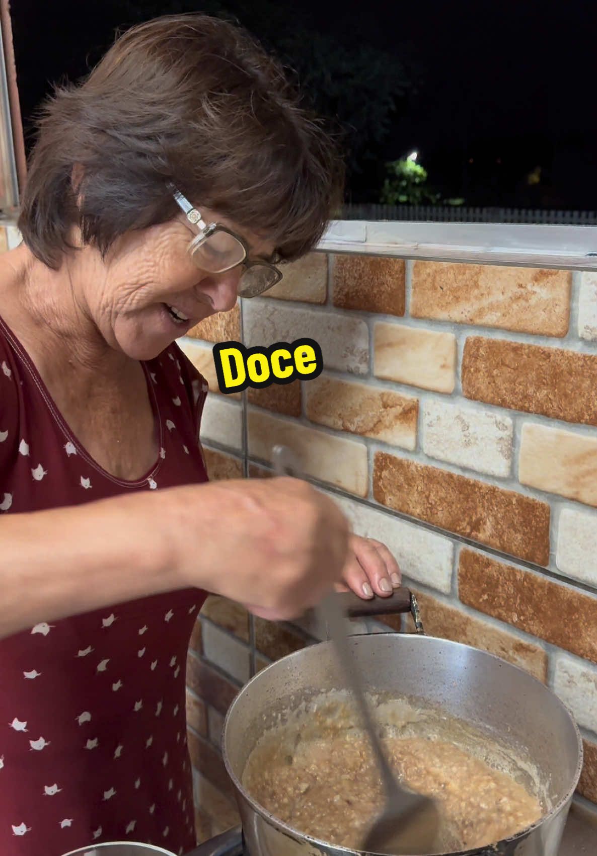 Docinho rápido apenas coco e leite condensado, não é aquele docinho de leite mas tá valendo  #chacaracristal #natureza #doce 