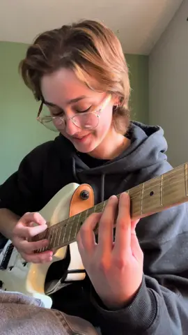 experimenting in standard tuning weeeoooooo i love this riff aaaaaaa #guitar #guitartapping #riff #riffwars #mathrock #midwestemo 