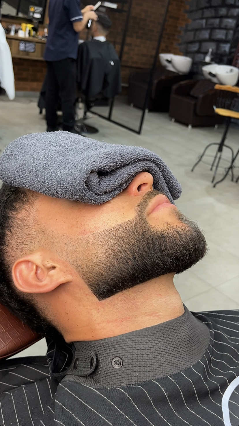 Transformação de respeito! 💈🔥 Técnica e precisão para deixar a barba impecável. 👉 Curtiu o resultado? Me segue para mais dicas e inspirações! #barber #barb #barba #barbershop #barberia #barberlife #homem