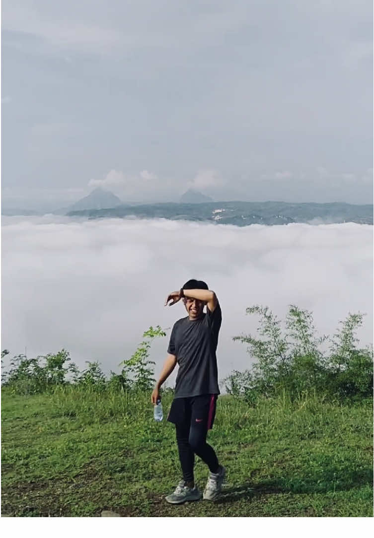 Masyallah lautan awan di bukit tunggangan trenggalek🤩 #pendaki #pendakigunung #pendakiindonesia #pendakikeren #pendakisantai #bukit #bukitparalayang #bukittunggangan #bukittunggangantrenggalek 