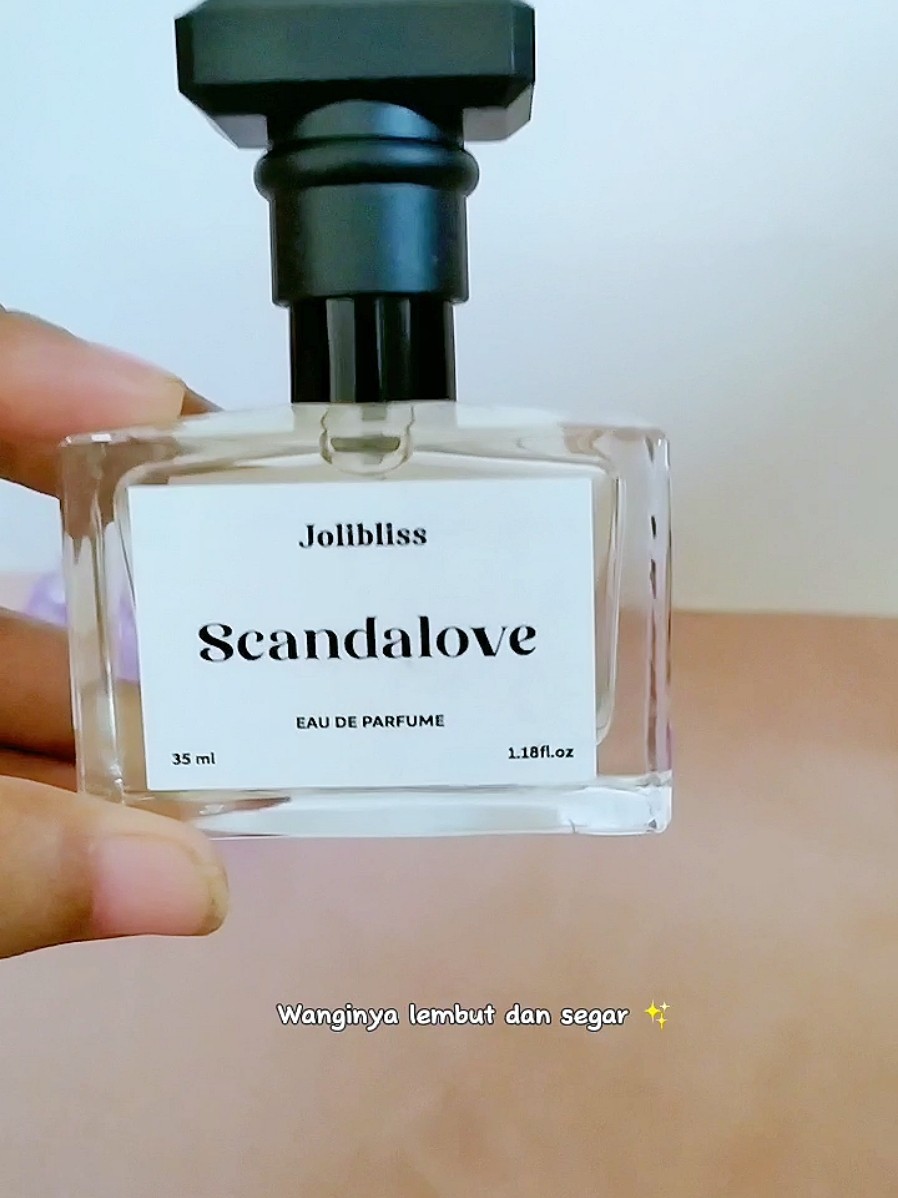 Parfum harga 10 ribuan, tapi wanginya bikin jatuh cinta? Nggak heran Scandalove selalu sold out secepat itu!  Mau tahu kenapa?!  Langsung saja cek out di keranjang kuning dan buktikan sendiri!  #parfum#parfumviral #scandalove #scandal #fresh#soft#jolibliss#megaguncang1212 #parfume #rekomended 