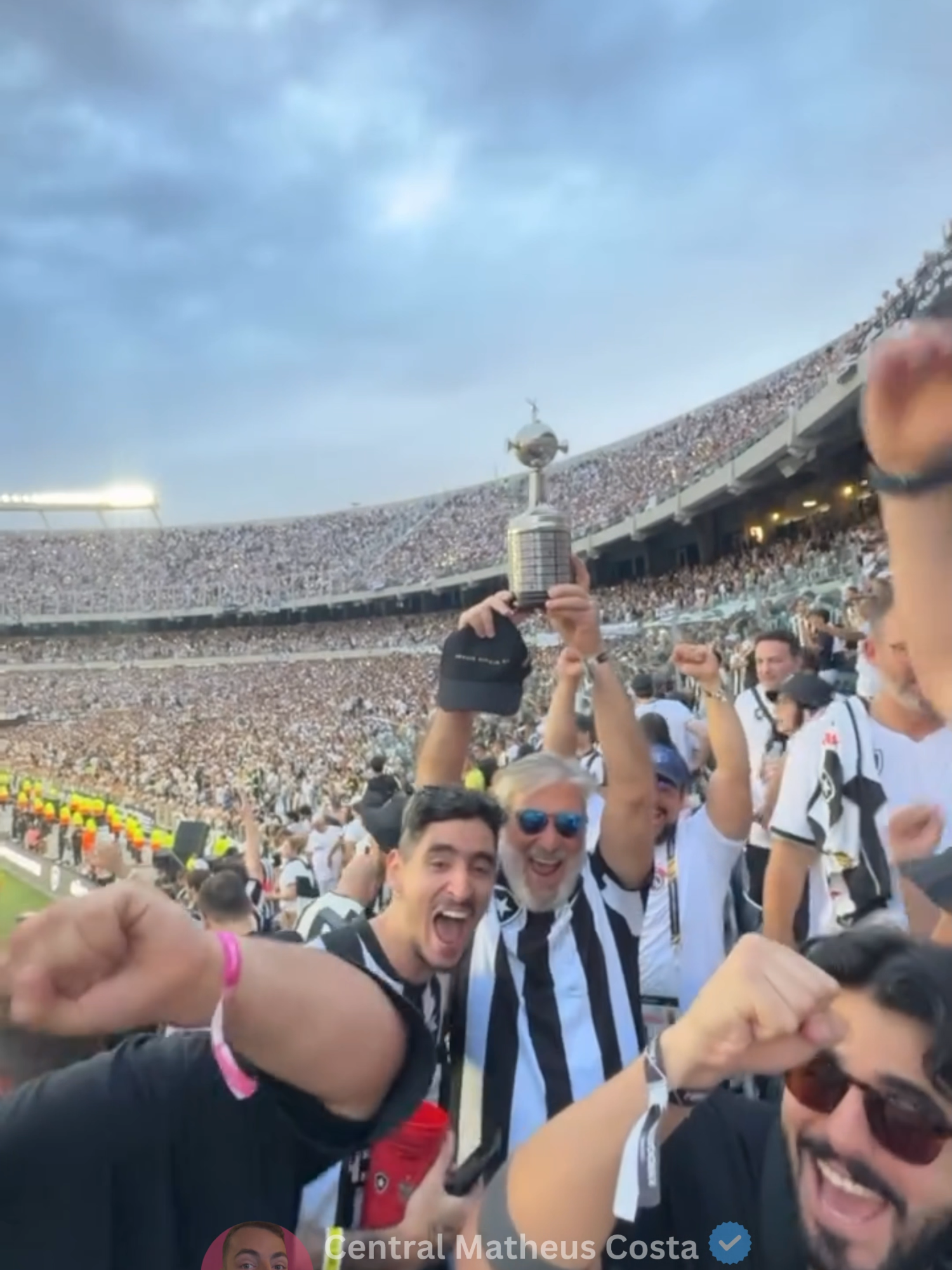 SONHO REALIZADO! BOTAFOGO CAMPEÃO!! #seuze #matheuscosta #botafogo #botafogonotiktok #botafogo_mil_grau_ #botafogooficial #botafogo🤍🖤🔥 #libertadores #futebol