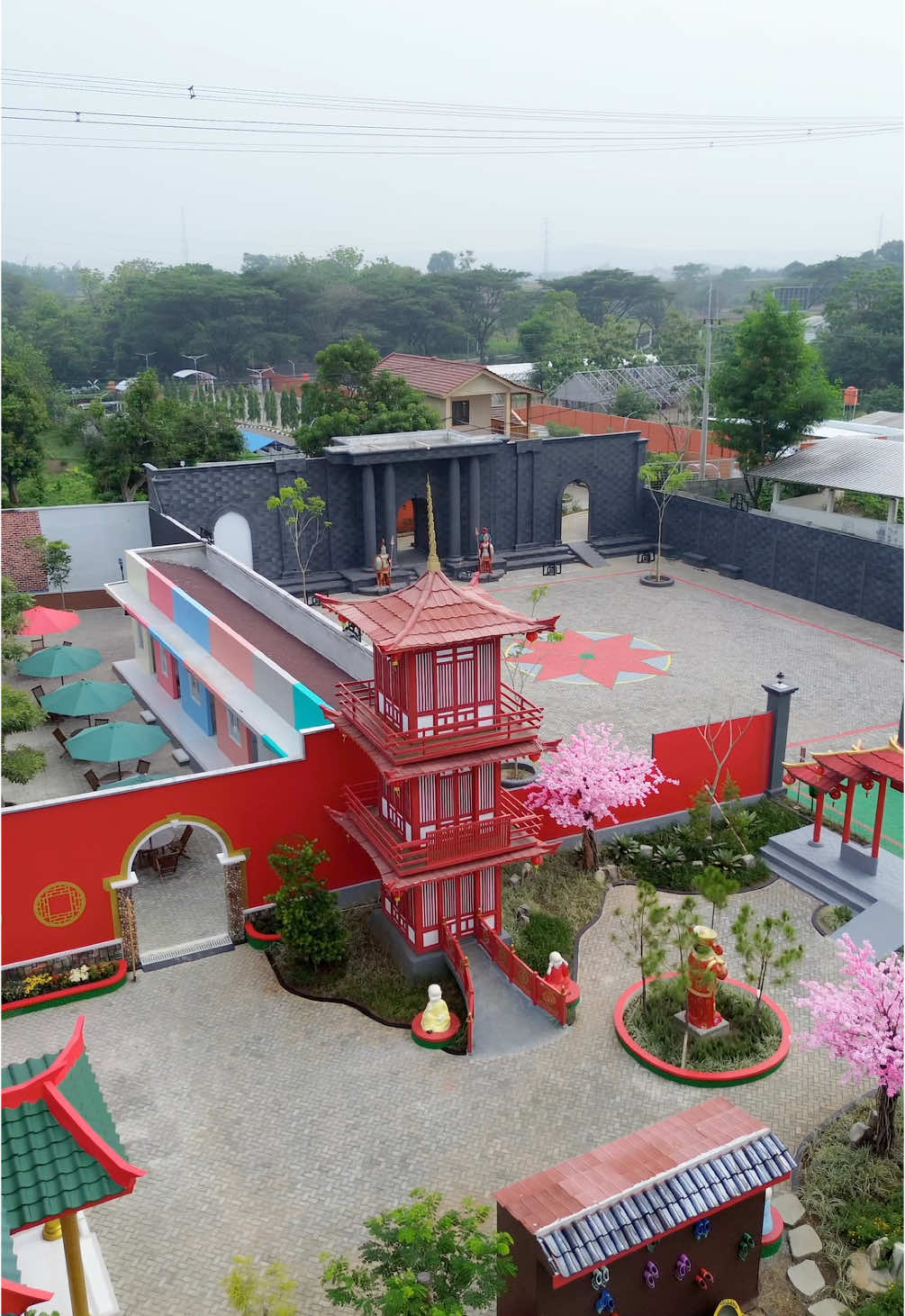 Hari ini Grand Opening Taman Rekreasi Keliling Dunia. HTM weekday 25k & weekend 30k. Kalian juga bisa sewa kostum jepang, korea, cina, & belanda. Murah ko cuma 30k/kostum. Kalo sewa lebih dari 1 kostum bisa dapet diskon. Buruan ajak ayang, bestie, family semuanya kita ramaikan 📸 #kelilingdunia #kelilingduniamajalengka #kelilingduniamjl #wisatabaru #wisatabarumajalengka #ciayumajakuning #wisataterbaru #wisatahits #wisatamajalengka #wisata #infojabar #wisatakekinian #rekreasi #tamanrekreasi #taman #bunga #tempathits #wisataviral #liburan #jepang #korea #belanda #inggris #ulin #liburan #weekend #wisataviral #fy #fyp #fypage #viral #drone #viewdrone #dronevideo #cinematicdrone #drones #cinematic