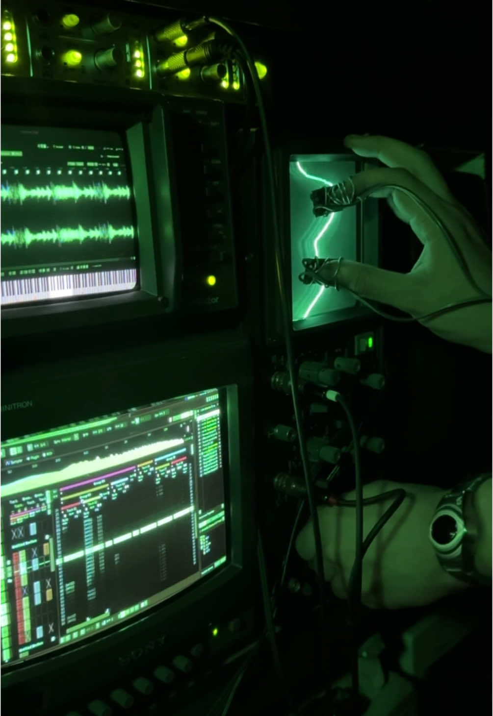 feedback loop between 2 translations of light and sound + stinky jungle  #jungle #oscilloscope #electronicmusic #crt #cyber