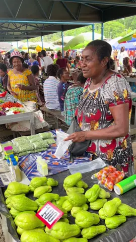 I know all the health benefits of moringa and its in out family diet everyday. But i was very curious what this lady knows. #png #lae #organic #buylocal #moringa #moringapowder #moringabenefits #laemarket#saturday