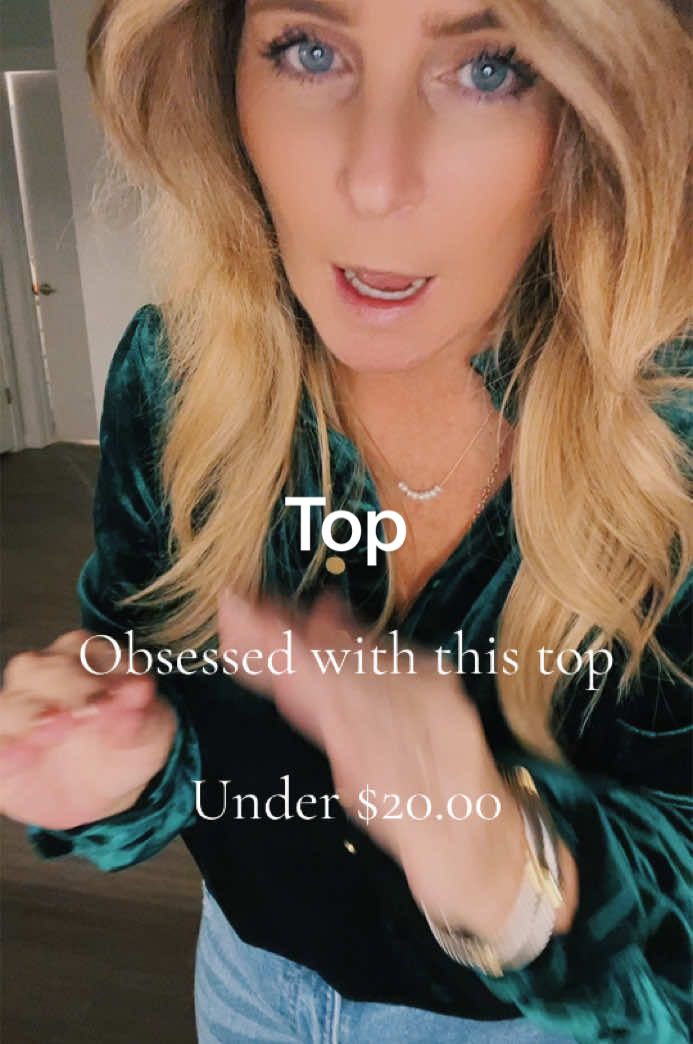 I’m literally obsessed with this velvet top#tiktokaffiliate #TikTokcreator #tiktokshopblackfriday #tiktokshopcybermonday #fashion #clothes #top #blouse 