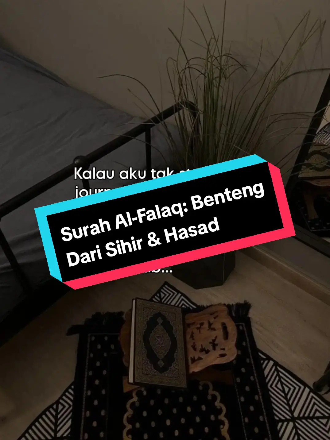 Rasa waswas, nak elak sihir, atau perasaan hasad dari manusia? Surah Al-Falaq insya-Allah membantu. Pendek je surah ni, simple, tapi perlindungan dia luar biasa. Sandarkan pada Allah. Boleh ikhtiar amalkan ☺️✨ #fyp #surahalfalaq #tadabburquran #journaling #amalkan #elaksihir #hasad #surah #muslimtiktok 