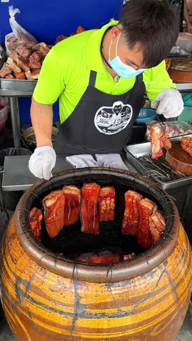 Charcoal Roasted Pork Belly in a Huge Jar 📍เหน่งหมูอบโอ่ง ตลาดเมืองใหม่ https://maps.app.goo.gl/YjN1gqdAzjsxbMUr5 Muang Samut Rd, Chang Moi Sub-district, Mueang Chiang Mai District, Chiang Mai 50300 ⏰ 10:30 am open #porkbelly 