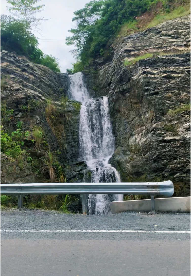 PESONA JLS TULUNGAGUNG-TRENGGALEK DIMUSIM HUJAN,BANYAK AIR TERJUN MENGALIR DARI TEBING #gemahskyview #jlstulungagung #jawatimur #pantaigemahtulungagung #jlstrenggalek 