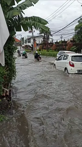 Jalan Kunti Badung tergenang Hujan semalaman  membuat kondisi banjir di jalan Kunti Badung pengendara harap selalu waspada melewati kawasan ini atau ambil jalur alternatif (1/12). Dimana kondisi ini kerap terjadi apabila hujan lebat di kawasan ini.  Repost @sagra.bali 