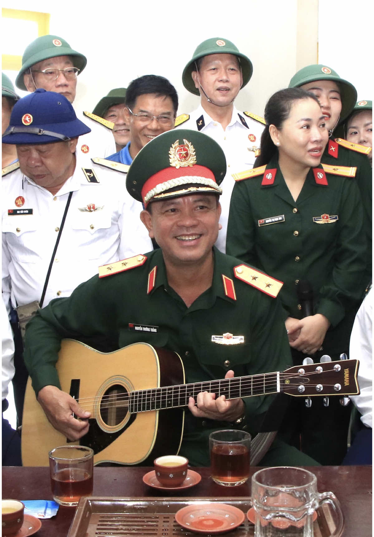 Trung tướng Nguyễn Trường Thắng, Tư lệnh Quân khu 7 đánh guitar cho chiến sĩ Trường Sa hát #nguyentruongthang #tulenhquankhu7 #quandoinhandanvietnam #uyvientrunguongdang 