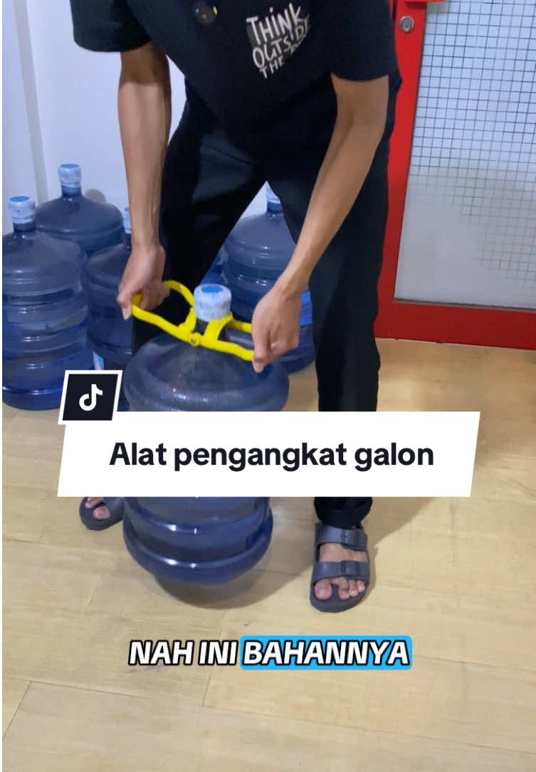 Alat pengangkat galon praktis… #angkatgalon #alatangkatgalon #alatgalon #pengangkatgalon 