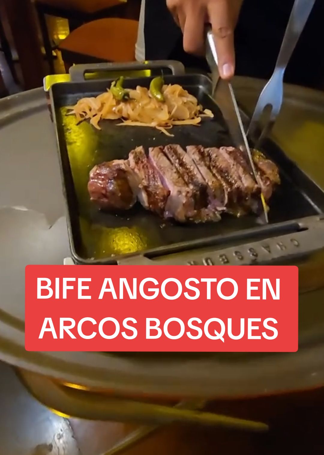 🥩🍽️ Me lancé con un delicioso bife angosto prime en @paseoarcosbosques, 🤤 Y para acompañarlo, una ensalada intermitente… porque mi acompañante es intermitente no come ni jitomate, ni cebolla, ni aguacate... y así, todo un reto 😂 #eddywarman #ComidaReal #BifePrime #EnsaladaPersonalizada