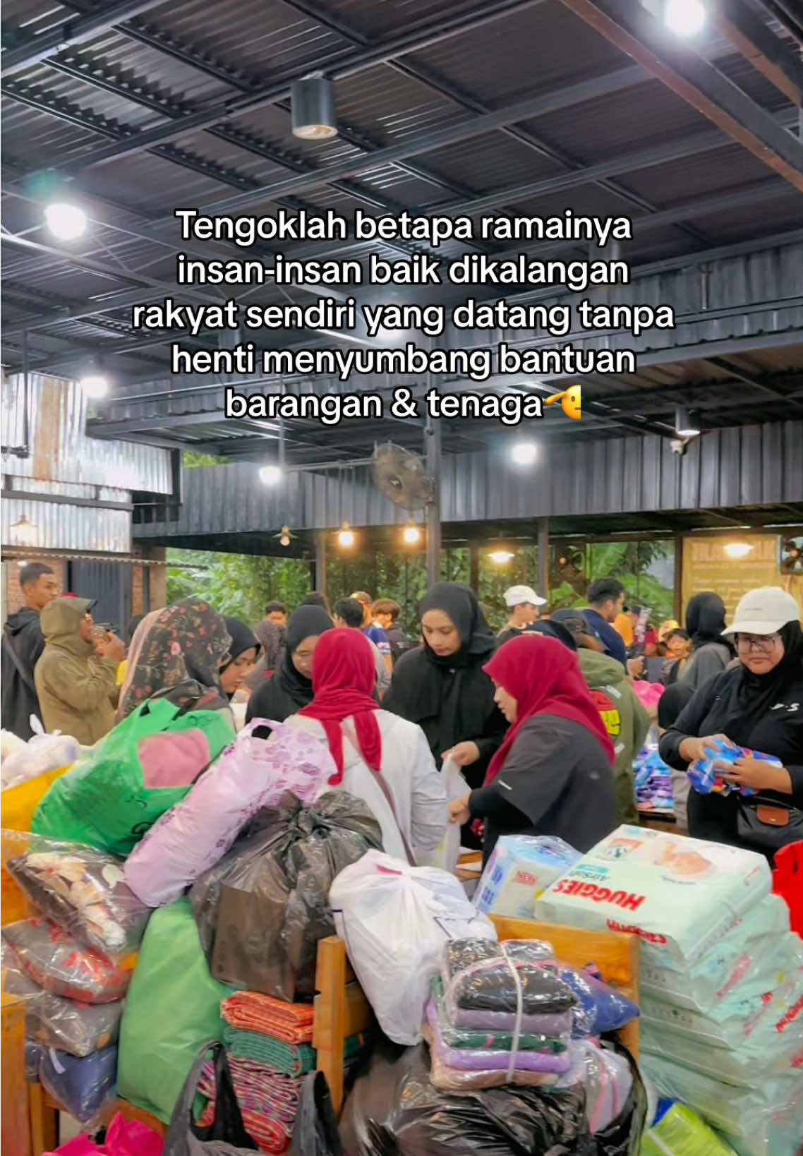 Red flag ppl is another level of cekal🚩 Terima kasih orang baik @Khairulaming & seluruh rakyat klate, pemurah & baik hati, terharuuuu😭🤧🫡  #banjir2024 #prayforpantaitimur #prayforkelantan #banjir #kelantantiktok #fyp #khairulaming #foryou 