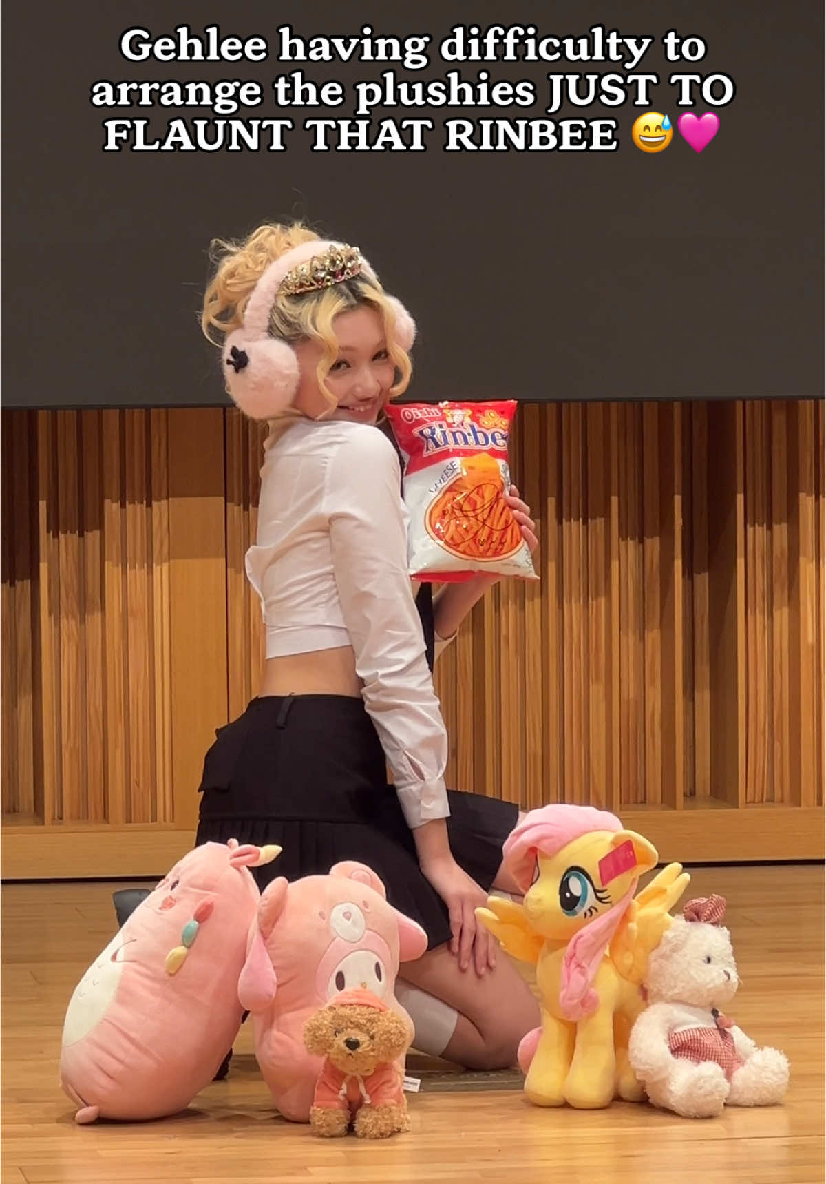 Gehlee having difficulty to arrange the plushies JUST TO FLAUNT THAT RINBEE 😅🩷 241130 JumpUp FSE 📍Daekyo Eye Level Hall #unis #유니스 #gehleedangca #gehlee #젤리당카 