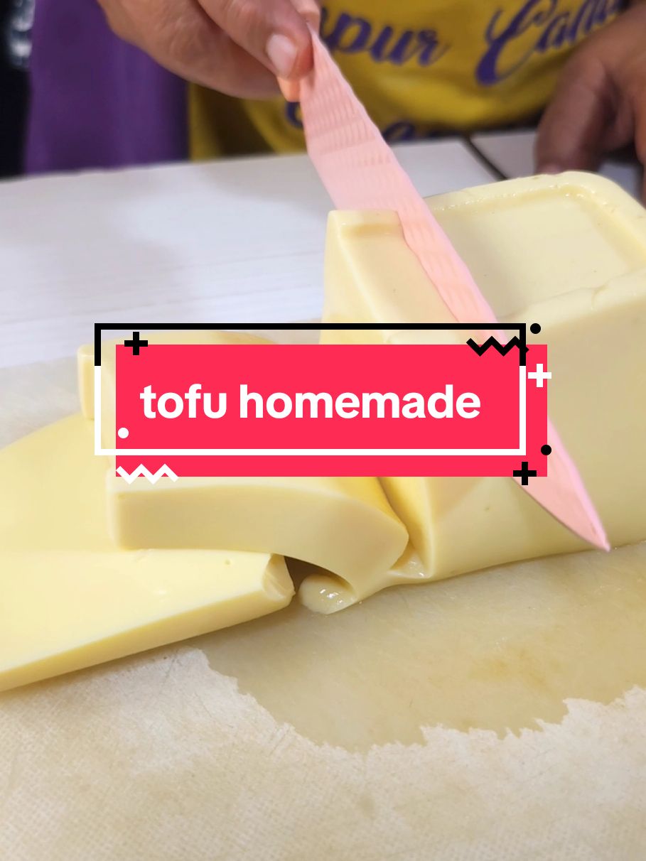 Teksturnya bagus yaa.. Lembut banget Tofu ala Jepang seperti yg dijual di supermarket.. Ternyata buatnya sangat mudah hanya 2 bahan saja.. Bisa untuk aneka masakan seperti sapo tahu , capcay, tofu cah brokoli dan lainnya Awet disimpan di kulkas sampai 1minggu #tofu #tofuhomemade #tahu #tahukuning #beancurd #fypシ #dapurcantikchannel   RESEP TOFU HOME MADE - 4btr telur ayam - 400ml susu kedelai tawar Happy Cooking Dapur Cantik Channel