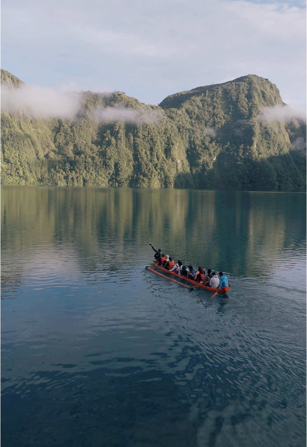 Going to The Outlet of Lake Holon 🥰. This is so magical 🫶 #Hiking #lake #holon #kayak 