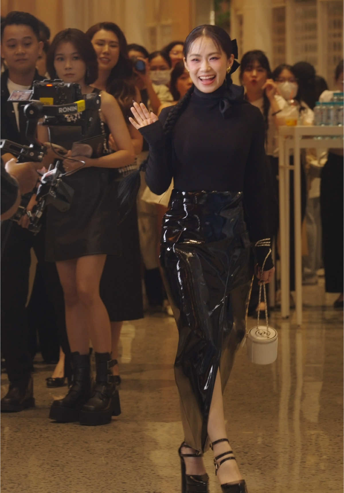 Clip khá lâu rồi nhưng hôm nay là ngày đẹp trời nên xin được post lại khoảnh khắc Hữu tham dự Fashion Show của NTK Hà Thanh Việt 🥰 #luongbichhuu #lbh2024 #flymetothemoon #hathanhviet 