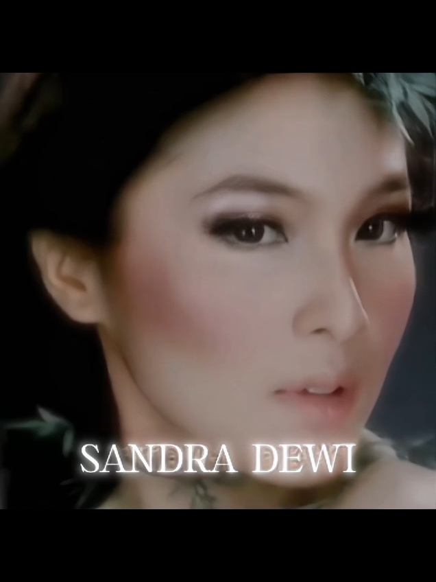 Versi Sandra Dewi di MV 