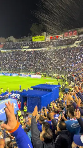 ¡Noche mágica en el Estadio Ciudad de los Deportes! El festejo de la afición de Cruz Azul, tras su pase a Semi. #cruzazul 