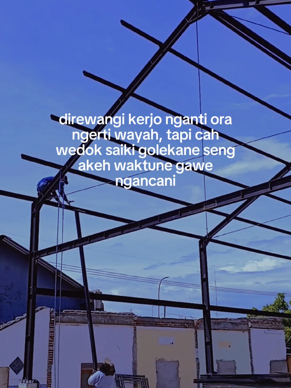 Direwangi kerjo nganti ora ngerti wayah.. #kulistory #kangkulibaja #tukangbaja #proyekbangunan #pekerjakeras #kuliproyek👷🏼 #kulibangunan #tukangbajaringan 