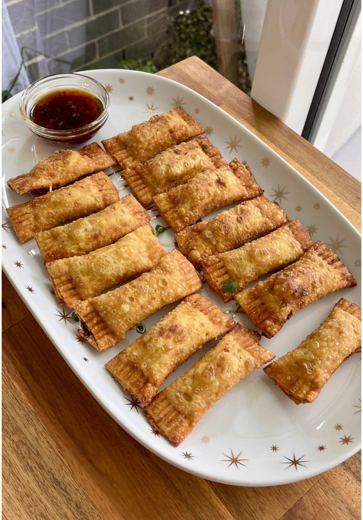 Christmas Candy Wontons ☃️ 🎄🎅 These crispy wontons are the best for your upcoming parties and make the perfect appetizer. 500 g chicken mince 1 tsp cornstarch 2 tsp sesame oil 3 tsp ginger 1 tsp garlic, minced ½ cup green spring onion, very finely chopped 2 tosp soy sauce 1 cup cabbage, red, very finely diced In a shallow pan, heat vegetable oil on a medium heat. Once oil is hot, very gently place wonton in pan. Cook for 1-2 minutes or until golden brown. Flip halfway to crisp the other sode of wonton. #Recipe #christmasrecipe #EasyRecipes #christmasfood #wonton #appetizer #christmas 