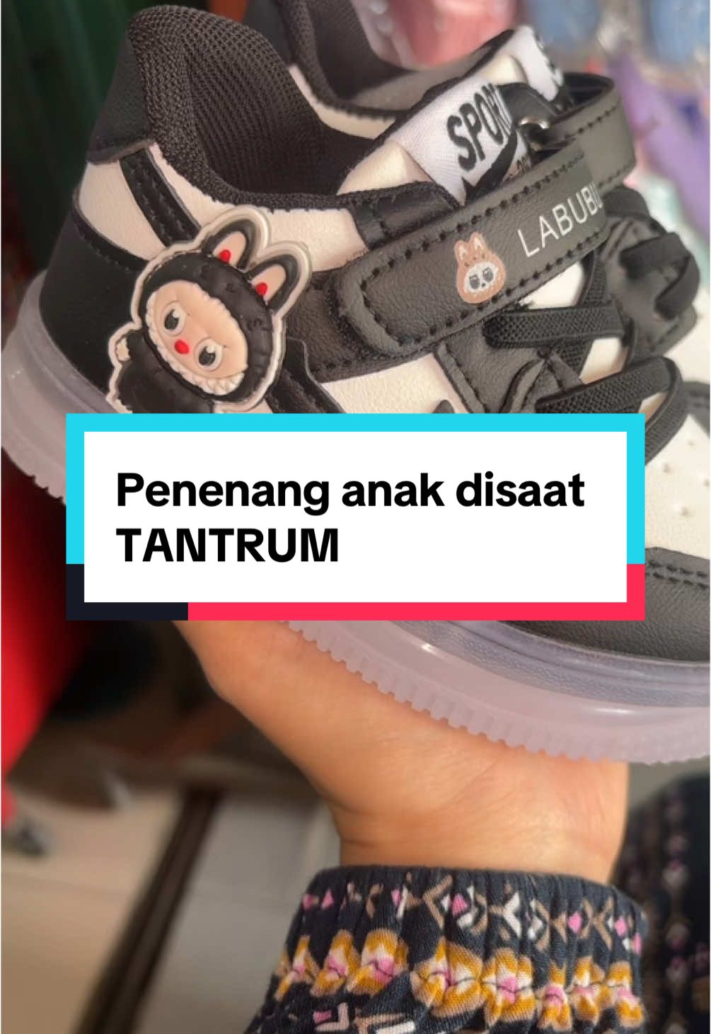 Naikkan ukuran dari yang biasa di pakai anak kakak ya .”size tidak normal” . Paham kan ?! Yuk bungkus sekarang juga 😎🥳#sepatuanakperempuan #sepatukuromi #sepatulabubu #followme #Goldenshoes #sepatuanakTk #sepatuanakcewe#SepatuAnak #sepatuanakcowo 