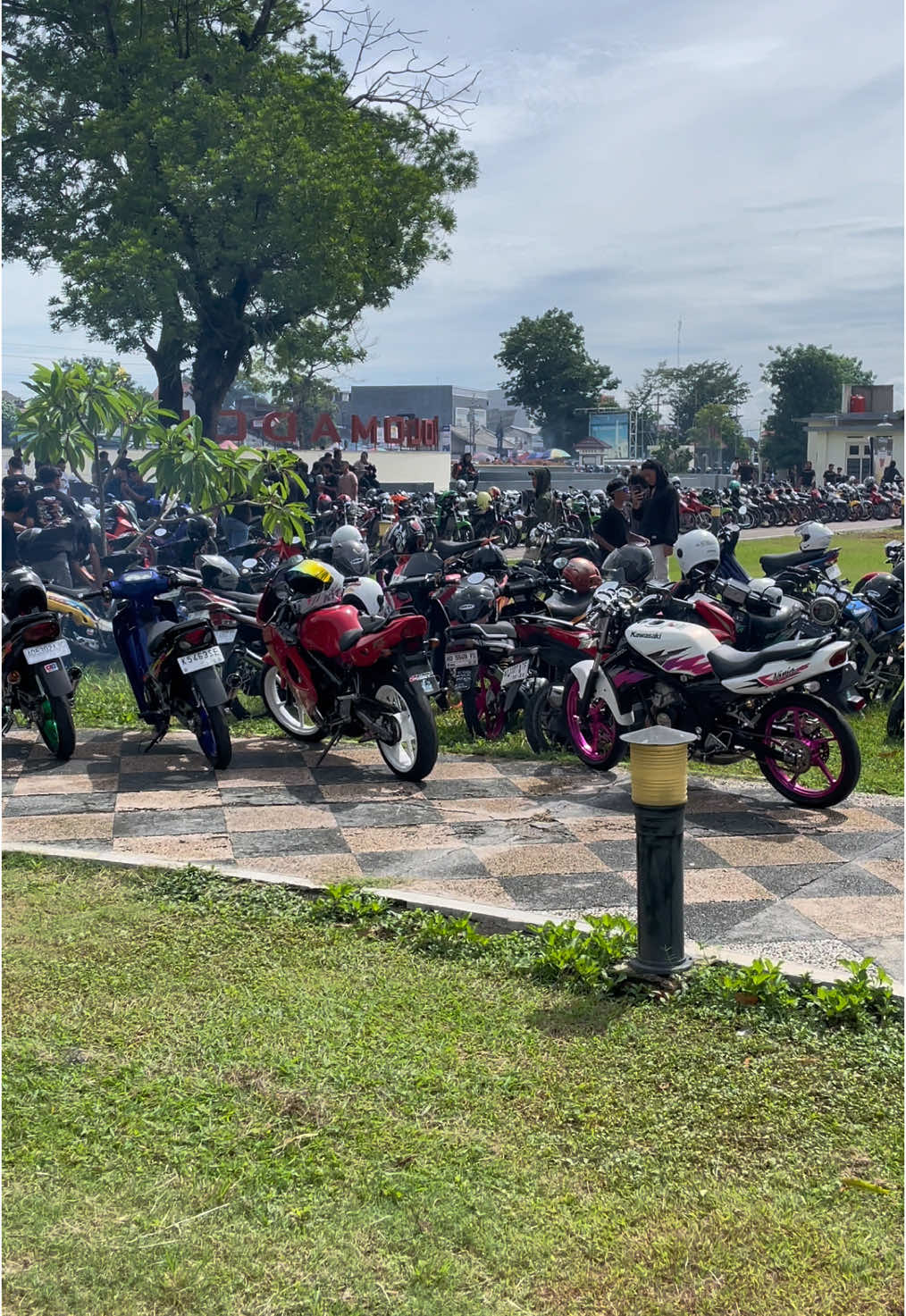 Keluh kesahmu bolo? . *Two Stroke Party* 📍De Tjolomadoe #twostroke #twostrokeindonesia #twostrokeparty #ninjass #ninjarr #rxkingindonesia #fizrindonesia #force1 #satria2tak #2takindonesia #2taksurakarta #colomadu 