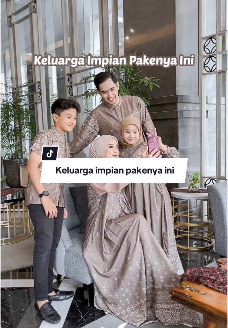 kita upayakan apa? kita upayakan kompakan di hari raya bersama keluarga itu😍🫵🏻 pakenya Janitra Family yaa, masyaAllah secantik itu dipake❤️ #Raya2025 #Familyset2025 #ootdlebaran #promoguncang1111 #promoguncang1212 #ootdlebaran
