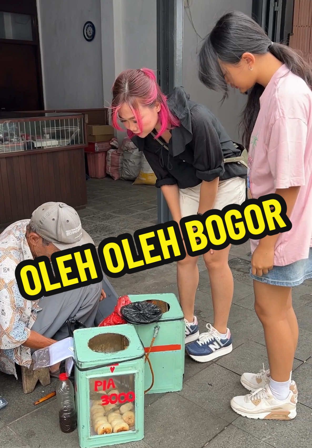 Oleh2 wajib klo ke bogor nih , ada yg udah coba ? #SnackingCrispyCorn #garagaragina #serunyaliburan #serunyakuliner #longervideos 