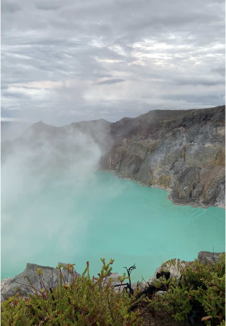 Kawah tercantik menurutku cuma #kawahijen /  #fyp #mountain #trend #pendaki #mountains #gunungijen 