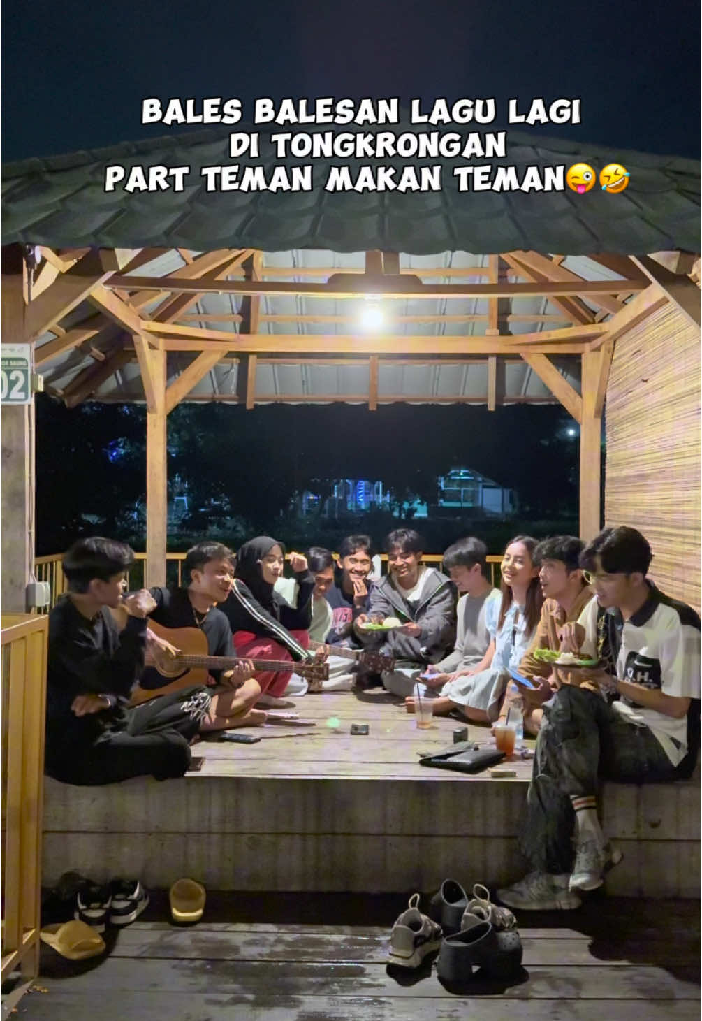 Emang paling asik kalo nongkrong begini😝 KLIK LINK DI BIO TIKTOK AKU FULL MUSIC VIDEO NYA🔥 bener gak? @Maulanarofii @Nasaaa @Aulia Rahman @Galyas @ALDIRIFAL @Dadancipungshop @Hanif Muthi zuhair @Ucupp @Qgun #avoliaa #laguavolia #temanmakantemanavolia #musikditiktok #risingontiktok #sambunglirik 