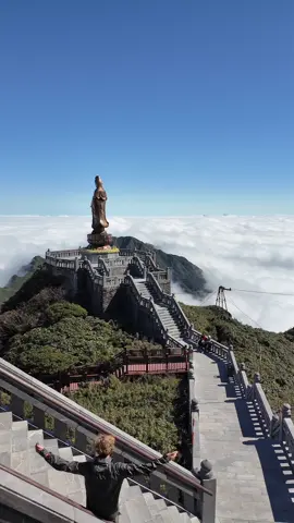 Le mont Fansipan, « toit de l’Indochine », culmine à 3 147 mètres dans la chaîne Hoàng Liên Son, près de Sa Pa, au Vietnam. Accessible via ube longue randonnée ou un téléphérique, il offre des vues spectaculaires et abrite des sites spirituels comme des pagodes et statues bouddhistes. #vietnam #sapa #fansipan #travel #backpacker #tourdumonde  #CapCut 