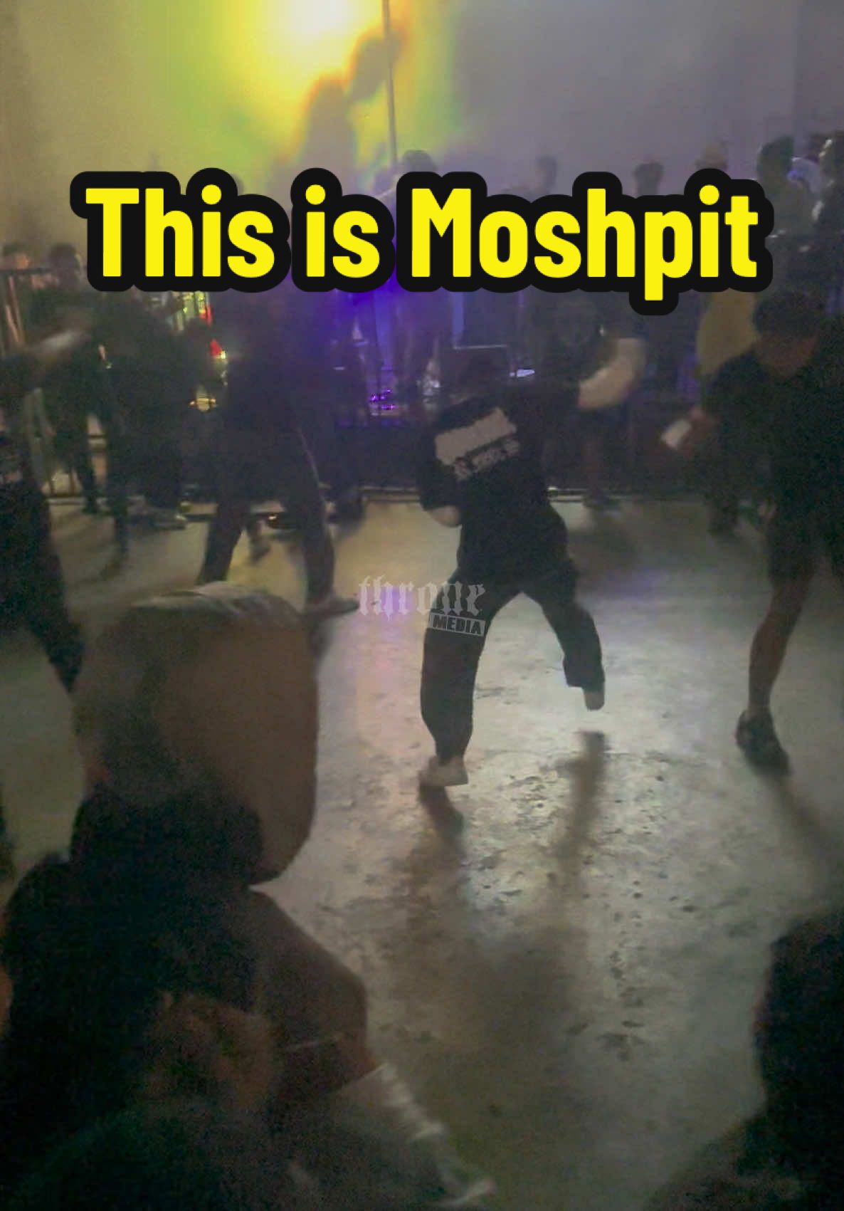 Awas pala’nya tuh 🧨  #fypシ゚ #moshing #punk #gigs #crowd #moshpit #twostep #hardcore 