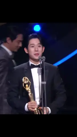 Hạnh phúc quáaa #junghaein #정해인 #bluedragonawards #bluedragonseriesawards2024 #lovenextdoor #jungjungcouple 