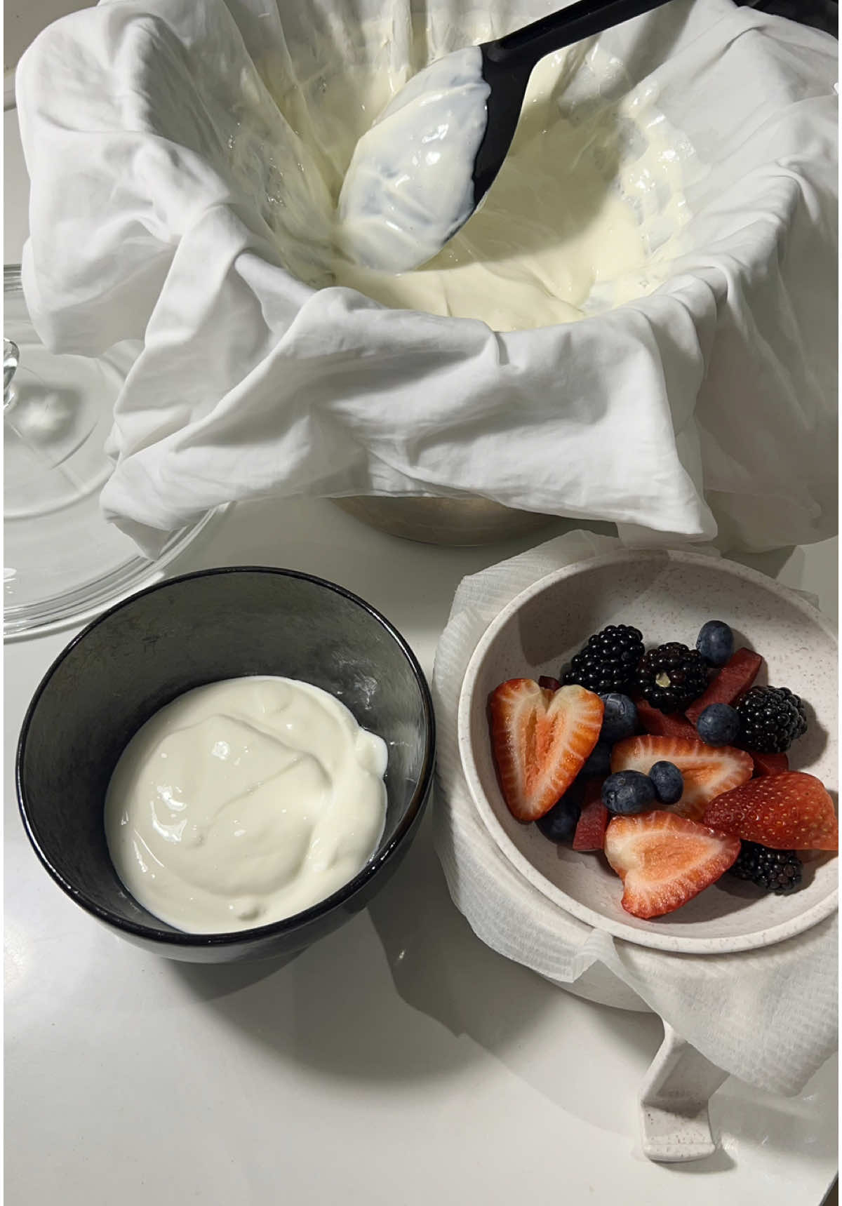 homemade greek yogurt🥣 this costs me cheaper & i get to adjust the consistency to my liking depending on the straining time💓 #yogurt #greekyogurt #homemade #cooking #baking #fyp #foryou #foryoupage #healthy #healthyfood #recipes #EasyRecipe 