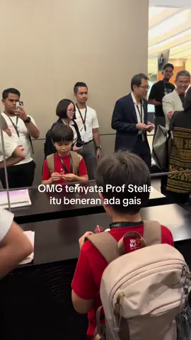 Kirain orang secerdas dna sehumble beliau hanya Mitos ternyata Real. Emban tugas negara + tugas emak (ngasuh Bayu) @Stella Christie  #profstellachristie #profstella #kemndikbud #menteri 