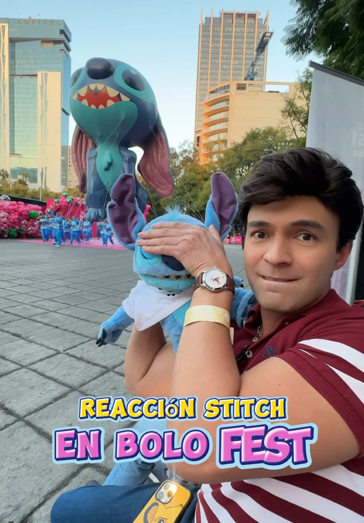 🎁🎄¡Fue un día increíble iniciar la magia de la Navidad con el desfile de Bolo Fest 🥳 @Liverpool México ! Stitch muy emocionado al ver su Globo de @Disney Studios 😍 #stitch #navidad #bolofest #christmas #disney #locuentoentiktok #tiktokmehizover 